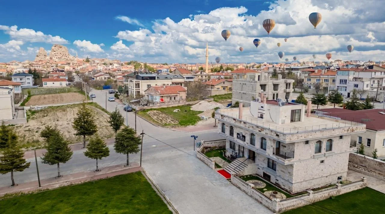 Nora Inn Cappadocia, Uçhisar üzerinde sıcak hava balonları
